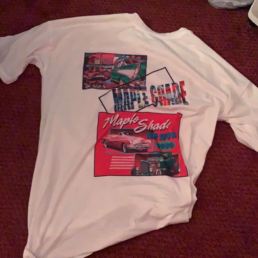 Whte graphic tshirt